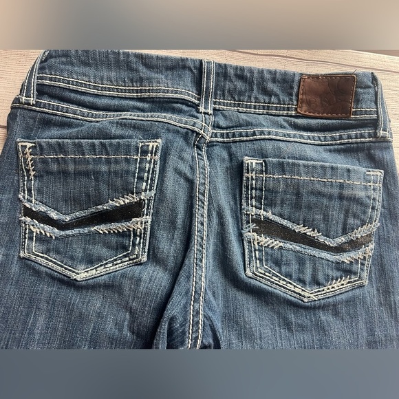 BKE Addison Women’s Capri Jeans Size 27 Medium Wash Distressed Hem - Picture 3 of 6